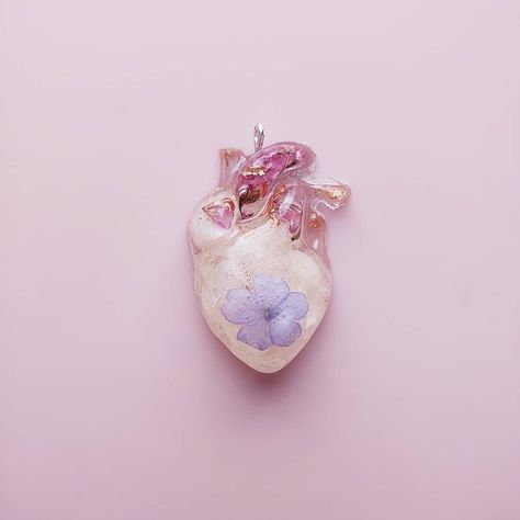 #resinart #resin #floral #humanheart #aesthetic #pastelpurple #purple #cottagecore Aesthetic Resin Jewelry, Resin Aesthetic, Purple Cottagecore, Wire Wrapped Stone Jewelry, Cottagecore Art, Resin Jewelry Diy, Vintage Jewelry Crafts, Medical Art, Anatomical Heart