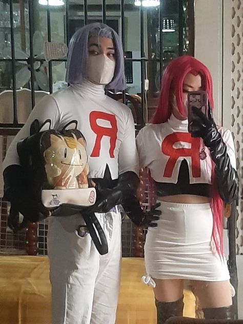 Matching Cosplay Ideas Anime, Sibling Cosplay Ideas, Matching Anime Costumes, Matching Cosplay Couple, Easy Couple Cosplay, Halloween Costumes Couples Anime, Duo Anime Cosplay, Matching Cosplay Ideas, Cool Duo Halloween Costumes