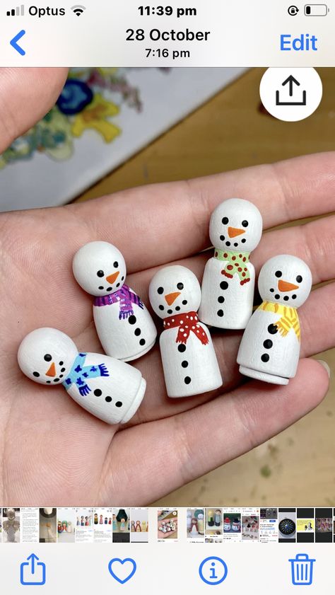 Wooden Peg Dolls Christmas, Snowman Peg Doll, Christmas Peg Doll Ideas, Wooden Peg Doll Ideas, Wooden Christmas Crafts Diy, Peg People Diy, Peg People Ideas, Peg Ornaments, Peg Dolls Christmas