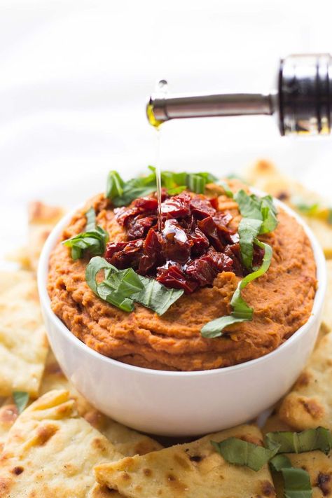 Sun-Dried Tomato & White Bean Hummus // Fork in the Kitchen Tomato White Bean, Sun Dried Tomato Hummus, Vegetarian Appetizers Easy, Clean Eating Snack Recipes, White Bean Hummus, Creamy Hummus, Bean Hummus, Gourmet Appetizers, Homemade Buffalo Sauce