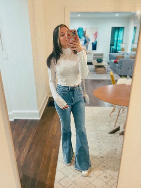 White turtleneck top with flare jeans and white boots! Boots Fashion Outfits, White Boots Fashion, White Turtleneck Outfit, Turtleneck Outfits, Outfit Check, White Turtleneck, Southern Girl, Turtleneck Top, Bell Bottom Pants