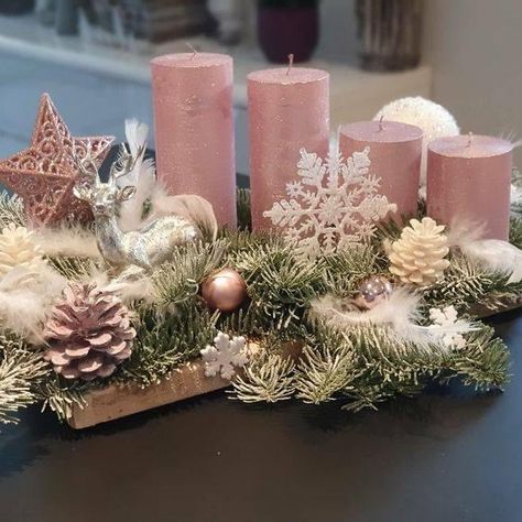 Christmas Pink And Gold, Pink Christmas Table Centerpieces, Pink And Gold Christmas Table Decor, Pink Gold Christmas Decor, Pink Christmas Table Decor, Rose Gold Christmas Table, Pink Christmas Table Setting, Diy Christmas Ornaments Rustic, Pink Christmas Table