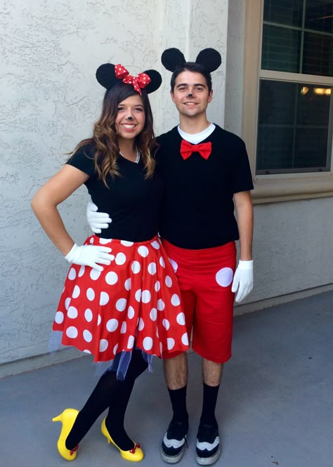 Mickey and Minnie Costume Diy Mickey Mouse Costume, Iconic Movie Couples, Mickey Mouse Halloween Costume, Mickey Costume, Minnie Mouse Halloween Costume, Carnaval Make-up, Diy Mickey Mouse, Minnie Costume, Minnie Outfit