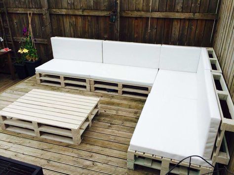 #Garden, #PalletGardenSet, #PalletSofa, #RecyclingWoodPallets Saw some ideas on Pinterest, needed some new garden furniture, boom! Outdoor Pallet Furniture, Pallet Lounge, Outdoor Pallet, Diy Pallet Sofa, Pallet Furniture Designs, Pallet Garden Furniture, 1001 Pallets, Garden Lounge, Pallet Couch