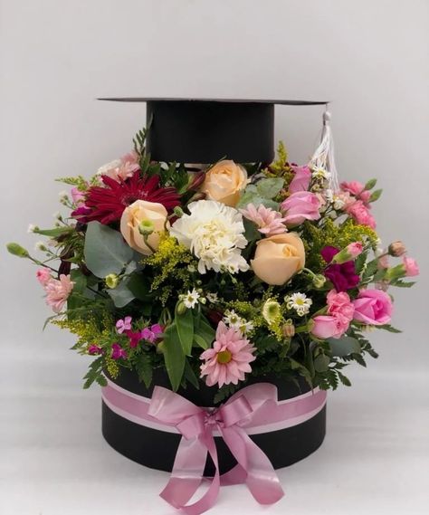 Graduation Flowers Bouquet Ideas, Graduation Bouquet Ideas, Graduation Flower Centerpieces, Graduation Table Decor, Graduation Flowers Bouquet, Graduation Table Centerpieces, Graduation Flower Bouquet, Balloon Table Centerpieces, Graduation Table