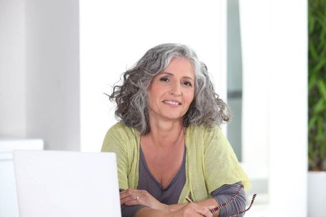 How to Not Look Washed Out With Gray Hair [8 Simple Tips] Healthy Gray Hair, Grey Hair Looks, Parting Hair, Salt And Pepper Hair, Beautiful Gray Hair, Good Shampoo And Conditioner, Hair Rinse, Promote Healthy Hair Growth, Healthy Hair Growth