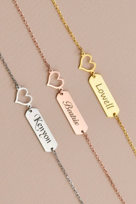 You can engrave the name, word or figure you want on the bar. Bracelet Name, Bracelet Christmas, Bracelet Heart, Bar Bracelet, Engraved Bracelet, Bar Bracelets, Name Bracelet, Dainty Necklace, Heart Bracelet