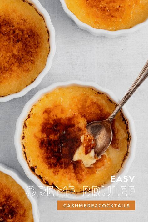 This simple crème brûlée recipe is made with only four ingredients and aside from a few technical tips, requires very little skill. A must try! Roasted Garlic Hummus Recipe, Creme Brulee Recipe Easy, Crème Brûlée Recipe, Apple Cinnamon Cake, Pumpkin Muffins Easy, Roasted Garlic Hummus, Sweet Bourbon, Hot Buns, Lemon Bars Easy