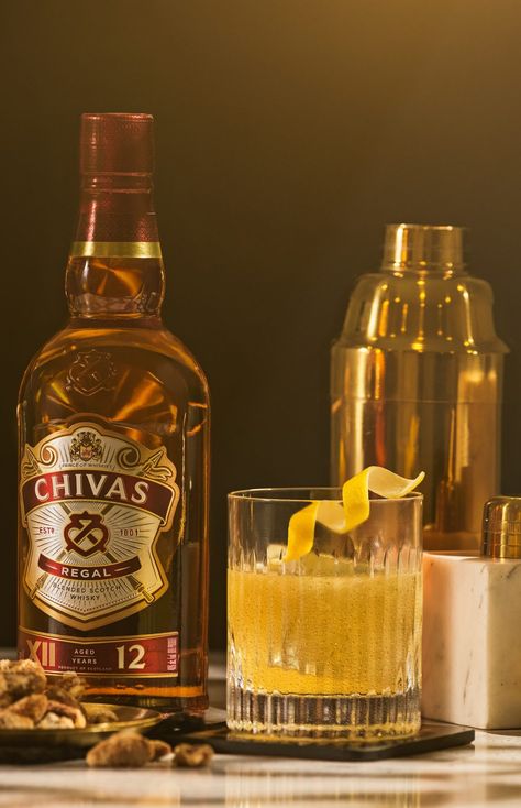 Chivas Gold Rush Whisky Honey Lemon Cocktail Recipe - Chivas Regal US Honey Lemon Cocktail, Gold Rush Cocktail, Lemon Cocktail Recipes, Whisky Honey, Whisky Cocktail, Lemon Cocktail, Chivas Regal, Whisky Sour, Aged Whiskey