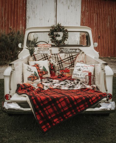 White Truck Christmas Photoshoot, Back Of Truck Christmas Photos, Christmas Mini Shoot Outdoor, Christmas Truck Pictures, Truck Bed Christmas Photoshoot, Christmas Mini Set Up Outdoor, Vintage Truck Christmas Photoshoot, Christmas Truck Photoshoot, Red Truck Christmas Pictures