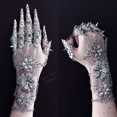 This Woman Creates the Most Amazingly Ornate Metal Gloves, and I Need a Pair ASAP Metal Gloves, Metal Glove, Gloves Fashion, Costume Parties, Red Queen, Warrior Princess, Dream Style, Hot Outfits, The Winner