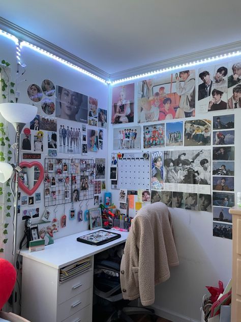 K Pop Rooms Ideas, K Pop Wall Collage, Make Up Desk Idea, K Pop Room Decor Ideas, Txt Room Ideas, K Pop Desk Ideas, Skz Bedroom, K Pop Bedroom Ideas, K Pop Room Decor