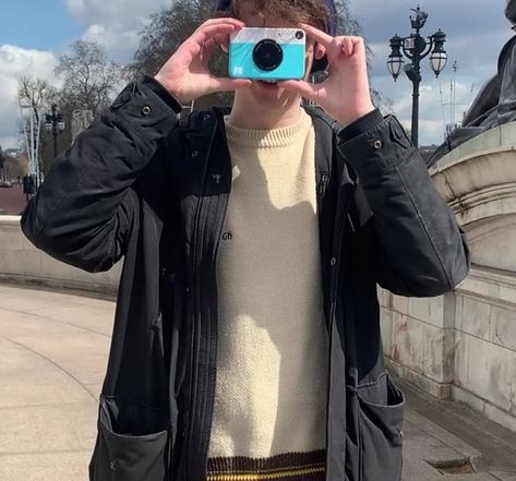 Taking A Picture, Wilbur Soot, British Men, Comfy Pants, Seasonal Fashion, Dream Team, School Outfits, Vr Goggle, Canada Goose Jackets