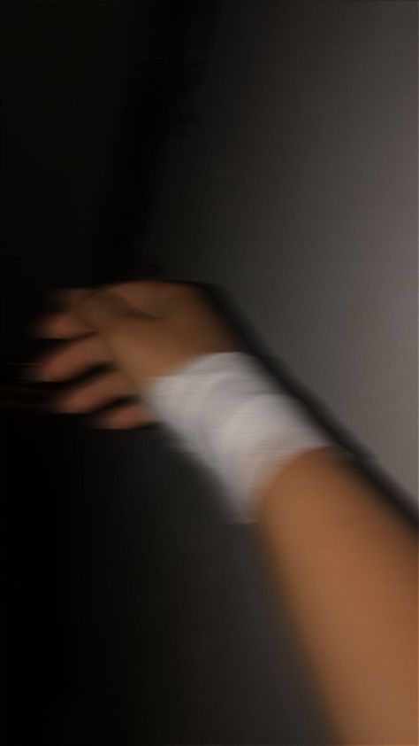 Hand Scratch Fake Story, Bandage On Hand Photo, Fake Hand Scratch Snap, 3d Wallpaper Cute, Snapchat Names, Hand Photography, Hand Burn, Girls Mirror, Hand Photo