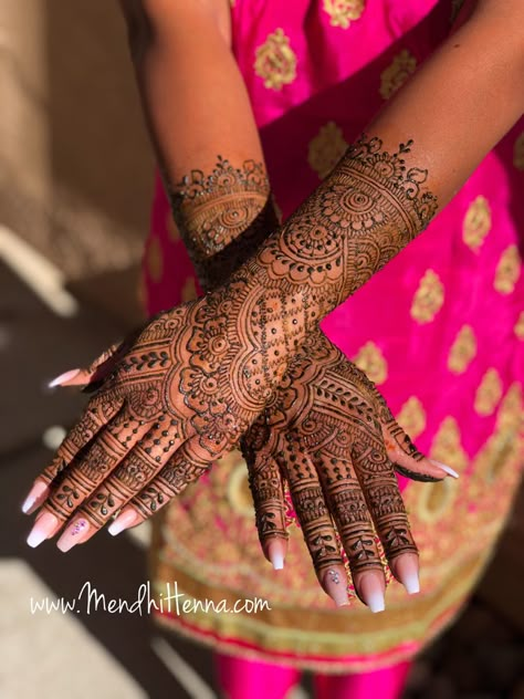 Henna Bride Designs, Hindu Henna Design, Modern Bridal Henna, South Indian Mehendi Designs, Indian Henna Designs Brides, Bridal Henna Designs Modern, Mehndi Nails, Henna Main, 2023 Mehndi