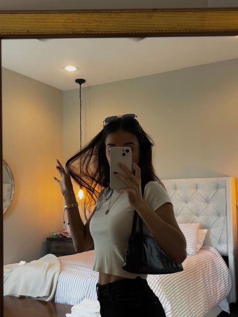 Cute Selfie Mirror Pics, Mirror Selfie Outfit No Face, Aesthetic Selfie Ideas No Face, Outfit Mirror Pics, Mirror Selfie Face, Female Mirror Pics, Mirror Pic No Face, Hidden Face Mirror Selfie, Mirror Outfit Pics No Face