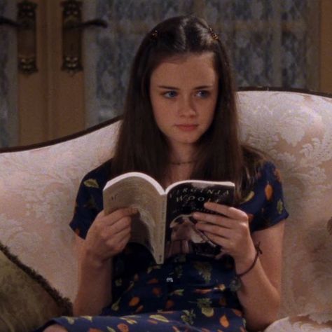 Rory Gilmore Books, Team Logan, Alexis Bledel, Lorelai Gilmore, Movies And Series, Short Haircut, Rory Gilmore, School Motivation, Gilmore Girls