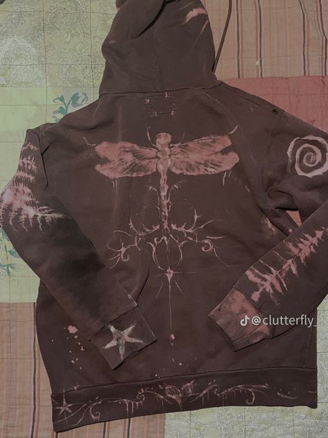 Brown Bleached Shirt, Bleach Painting Sweatshirt, Bleach Art Jacket, Bleached Jacket Design, Bleach Jumper Design, Bleach Designs On Hoodie, Bleach Hoodie Art, Bleach Painted Jacket, Bleach Clothes Ideas