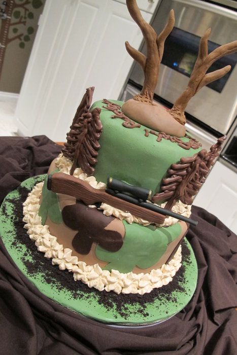 Ther great Deer Hunter! - by Sharon @ CakesDecor.com - cake decorating website Hunting Birthday Cakes, Camo Cake, Hunting Cake, Deer Cakes, Hunting Birthday, Hunting Party, Cake Decorating Kits, Creative Cake Decorating, Deer Hunter