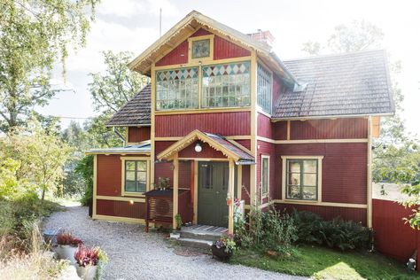 Florals and Original Details in a Traditional Swedish Home - The Nordroom Swedish House Plans, Dröm Hus Planer, Eclectic Living Room Design, Swedish Architecture, Swedish Home, Eclectic Contemporary, Sweden House, Vintage Apartment, Georgian Townhouse