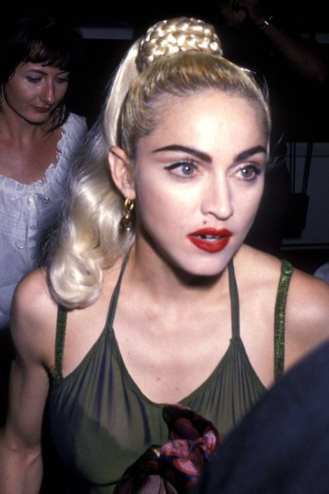 Madonna's Greatest Beauty Moments Madonna 90s, Madonna Pictures, Madonna Music, Madonna 80s, Madonna Photos, Lady Madonna, Beauty Icons, Iconic Women, Material Girls