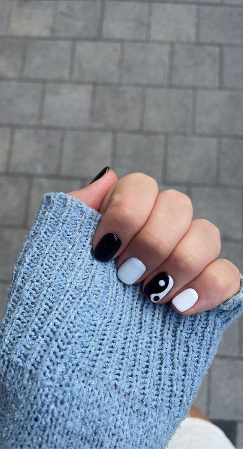 Black and white nails with a yin Yang pattern Ying Yang Gel Nails, Yin And Yang Nails Short, Short Nails Ying Yang, Yin Yang Short Nails, Short Gothic Nails Acrylic, Short Ying Yang Nails, Black And White Ying Yang Nails, Natural Nail Art Short, Yin Yang Nails Short