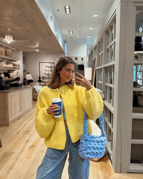 Spring Cozy Outfits, Yellow Knit Sweater Outfit, Yellow Jacket Outfit, Yellow Sweater Outfit, Batik Jacket, Chunky Sweater Outfit, Snap Story Ideas, Blue Outfit Winter, Winter Cardigan Outfit