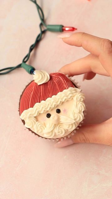 Easy Christmas Cupcakes, Santa Cupcakes, Cupcake Piping, Cupcake Pictures, Pretty Cupcakes, Easy Cake Decorating, Christmas Food Desserts, Cake Online, Edible Glitter