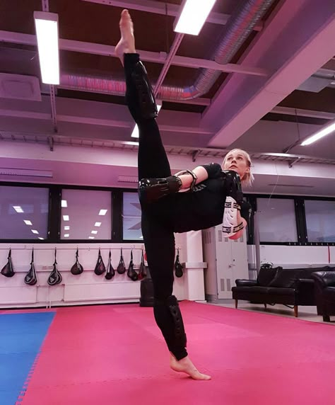 Learn Krav Maga, Mma Girls, Roundhouse Kick, Home Training, Female Martial Artists, Martial Arts Girl, Karate Girl, Martial Arts Styles, Martial Arts Women