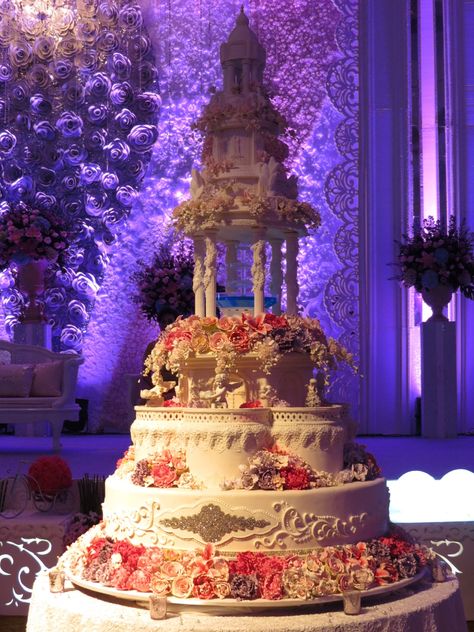 Image result for Le Novelle Cakes Huge Wedding Cakes, Tall Wedding Cakes, Wedding Cake Art, Extravagant Wedding Cakes, Royal Cakes, Christmas Themed Cake, Big Wedding Cakes, Wedding Cake Roses, Extravagant Wedding