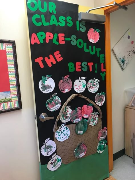 Classroom Decor For Infants, Door Ideas For Preschool Classroom, September Door Decorations Daycare, Fall Prek Door Ideas, Candy Apple Bulletin Board Ideas, Apple Theme Door Decoration, Fall Apple Door Decorations Classroom, Fall Kindergarten Door Ideas, Fall School Door Decorations