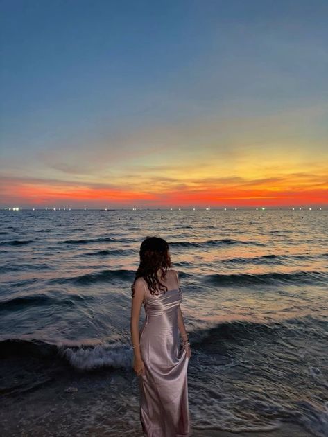 Summer Dresses For Beach Vacation, Beach Pictures At Sunset, Sunset Photo Aesthetic, Sunset Posing Ideas, Long Dress On Beach, Sunset Pics Poses, Beach Pictures Picnic, Vacation Pics Inspiration, Sunset Photography Ideas