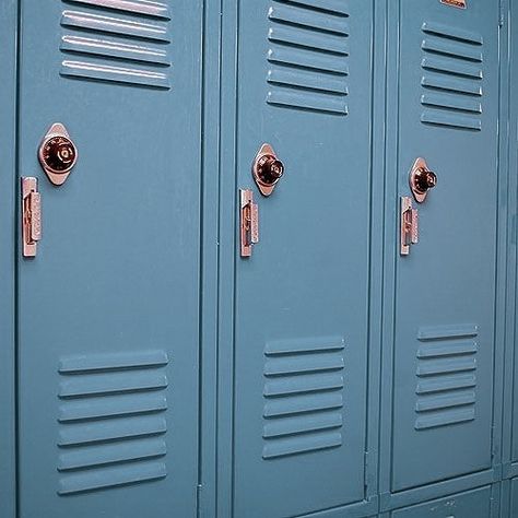 Auradon Prep Aesthetic, Heathers 1988, Veronica Heathers, Jeremy Heere, High School Lockers, Auradon Prep, Veronica Sawyer, Wizards Of Waverly, Everything Is Blue