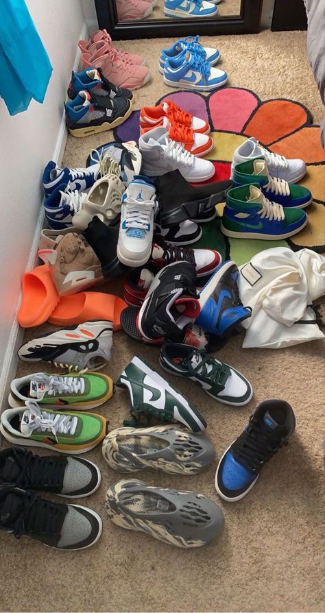 Baddie Shoe Collection, Sneaker Collection Aesthetic, Sneakerhead Room, Sneaker Closet, Pretty Shoes Sneakers, Jordan Shoes Retro, All Nike Shoes, Shoes Outfit Fashion, Replica Shoes