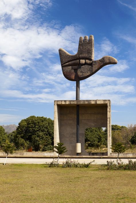 Standing at a height of 26 metres from the ground, the Open Hand Monument is located in the Capitol Complex in Chandigarh. It is the official emblem of Chandigarh. Le Corbusier Chandigarh, Le Corbusier Designs, Daily Vibes, Living Museum, Open Hands, Study Material, Haunted Places, Modern Urban, Frank Lloyd Wright