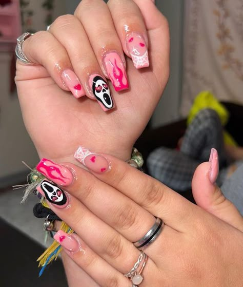 Kenz 💅 on Instagram: "do you like scary movies?🔪💕 #nails #nailart #nailtech #naildesign #halloween #halloweennails #cutenails #nailideas #nailinspo #nailinspiration #pink #pinknails #scream #screamnails #ghostface #ghostfacenails" Pink Halloween Nails Acrylic Short, Halloween Ghostface Nails, Short Ghostface Nails, Uñas Scary Movie, Ghost Face Nails Short, Pink Ghost Face Nails, Ghostface Nails Short, Pink Scream Halloween Nails, Scream Nails Short