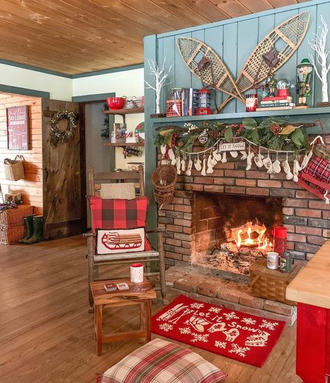 Cabin Christmas Decor, Ski Lodge Decor, Christmas Fireplace Decor, Cabin Christmas, Vintage Cabin, Fresh Christmas Trees, Christmas Tree Garland, Back To Reality, Rustic Holiday