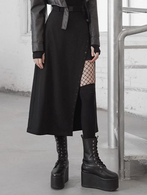 e9fd7c2c6623306db59b6aef5c0d5cacdesc42135010ri Alt Maxi Skirt Outfit, Long Skirt Grunge, Cyberpunk Look, Black Street Fashion, Casual Long Skirt, Long Skirt Casual, Alt Outfits, Gothic Grunge, Wardrobe Tips