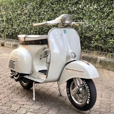 Vespa Sprint 150 Vintage, Vespa Scooters Aesthetic, Vespa Super 150, White Vespa, Cruiser Motorcycle Helmet, Vespa Sprint 150, Vespa Super, Vespa Ape, Italian Scooter