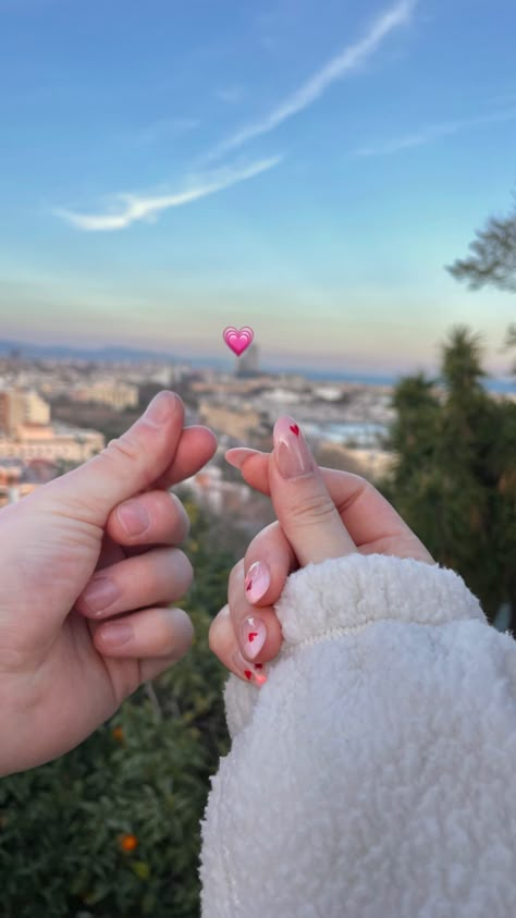 Picture Of Couples Holding Hands, Couple Photo Poses Ideas, Couple Hand Photo Ideas, Couple Instagram Pictures Photo Ideas, Hand Poses For Couple, Bf Profile Pictures, Aesthetic Couple Pictures Wallpaper, Cute Wallpaper Ideas For Couples, Hand Photos Couple