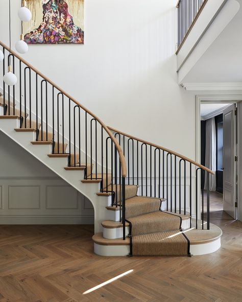 The staircase often serves as a central feature of the home and is one of the first things you see when entering, making it a perfect opportunity to create a lasting impression. So, what should you consider when designing a staircase? ✨ Handrail Design: The size and shape of the handrail play a crucial role. A traditional, ornate handrail gives a formal and classic look, while a sleek, oval shape like the one shown in the image offers a more modern, contemporary feel. Balustrade Creativity:... U Shape Staircase Design, U Shape Staircase, Staircase Handrail Design, U Shaped Staircase, Staircase Design Modern, Handrail Design, Staircase Handrail, The Staircase, Staircase Design