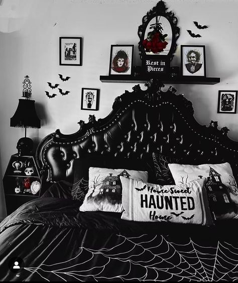 Credit @gothyghoul Glam Bedroom Decor Luxury, Home Haunted House, Spooky Bedroom, Gothic Bedroom Ideas, Haunted House Decor, Goth House, Gothic Decor Bedroom, Tomb Sweet Tomb, Dream House Aesthetic