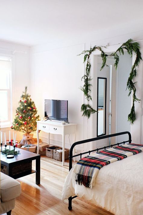 Apartment Application, Small Apartment Bedrooms, Apartment Decorating Living, Apartment Christmas, Christmas Decorations Apartment, Christmas Apartment, Studio Apartment Layout, Apartment Layout, Small Apartment Decorating