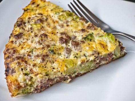 The Girl Cooks Clean: Broccoli Beef Frittata Frittata Breakfast, Broccoli Frittata, Healthy Beef And Broccoli, Ground Beef And Broccoli, Paleo Keto Recipes, Healthy Beef, Beef And Broccoli, Cheese Frittata, Ground Meat Recipes