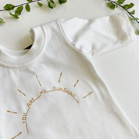 Onesie Design Ideas, Embroider Baby Clothes, Baby Clothes Embroidery Ideas, Onsie Embroidery, Hand Embroidered Baby Clothes, Onsie Embroidery Ideas, Hand Embroidery Kids Clothes, Hand Embroidery Baby Clothes, Onesie Decorating Ideas