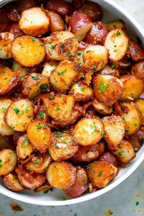 Parmesan Potato Recipe, Parmesan Roasted Potatoes, Garlic Roasted Potatoes, Plats Healthy, Parmesan Potatoes, Potato Sides, Potato Side Dishes, India Food, Dinner Sides