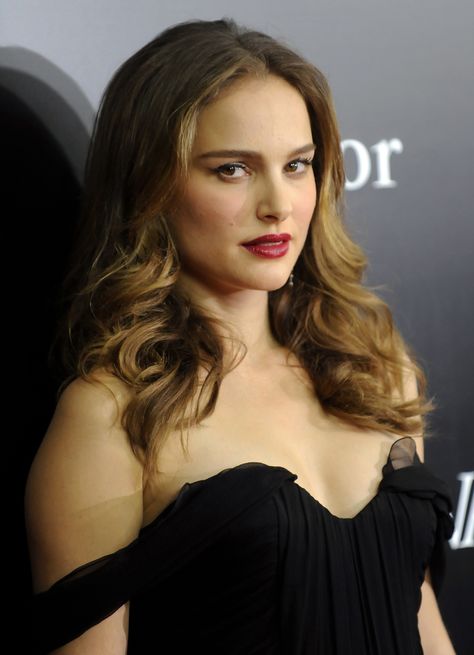 Natalie Portman. Black Swan premiere Jean Reno, Female Musicians, Natalie Portman, Black Swan, Hottest Celebrities, Celebrity Photos, Celebrities Female, The Professional, Movie Stars