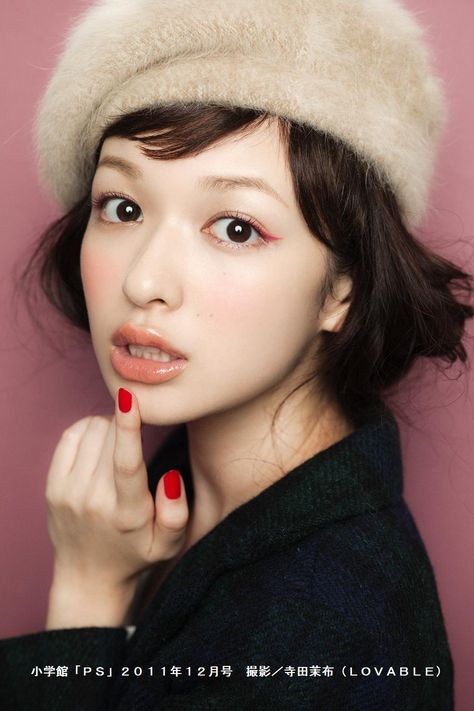 Makeup Pale Skin, Lip Gloss Clear, Light Eyebrows, Girls Portrait, Simple Eyeliner, Japanese Makeup, Korean Makeup, Japanese Fashion, Beauty Make Up