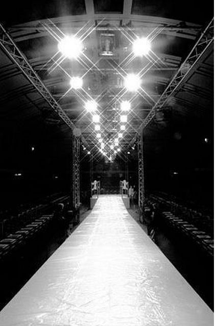 Runway Powder Room Lighting, Catwalk Design, Blonde Fashion, Stage Design, Runway Fashion, Fashion Illustration, Trendy Fashion, Mercedes Benz, Vision Board