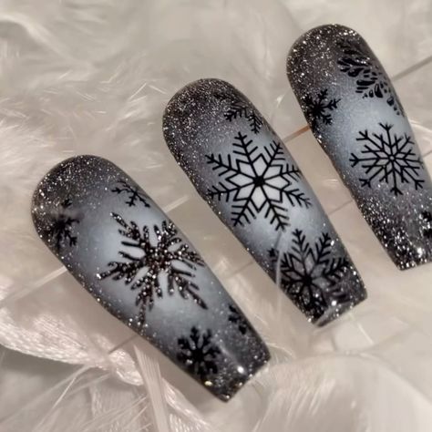 Dark Christmas Nail Ideas, Long Christmas Nail Designs, New Years Winter Nails, Nagel Design Winter, Black Xmas Nails, Black Holiday Nails, Black And White Christmas Nails, Nailart Winter, Gloomy Autumn